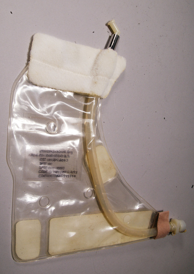 Une « fuite » de jus d’orange preuve de l’incohérence des alunissages des missions Apollo ?